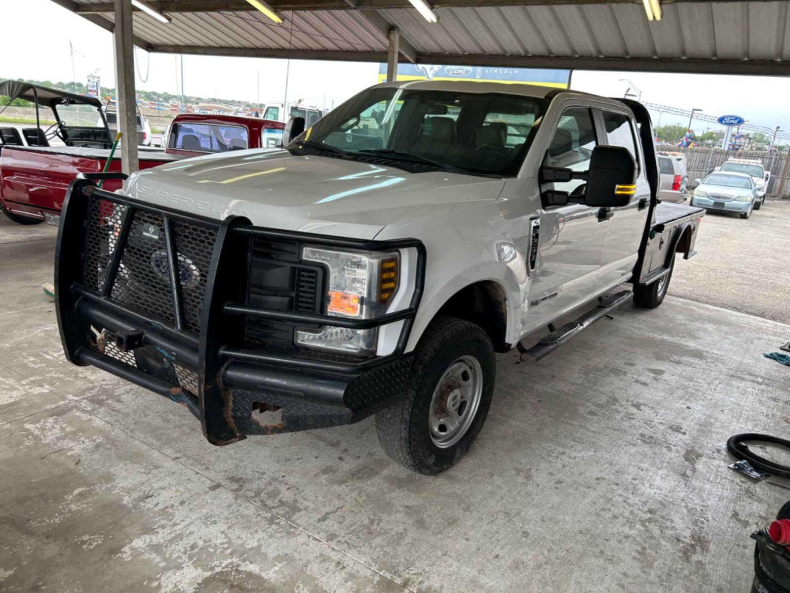 2018 White Ford F-250 SD King Ranch Crew Cab Long Bed 4WD (1FT7W2BT0JE) with an 6.7L V8 OHV 16V DIESEL engine, 6A transmission, located at 1687 Business 35 S, New Braunfels, TX, 78130, (830) 625-7159, 29.655487, -98.051491 - Photo #0